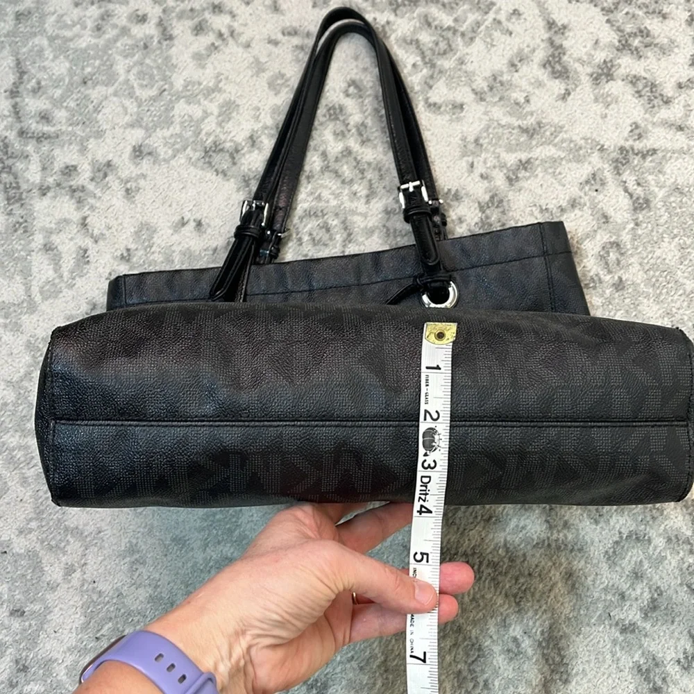 MICHAEL KORS TOTE TEXTURE LEATHER BLACK AND GRAY MK LOGO WITH SILVER HARDWARE